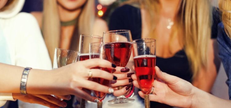 Čo spraví alkohol s vašou pleťou? Spamätávať sa môže aj mesiac
